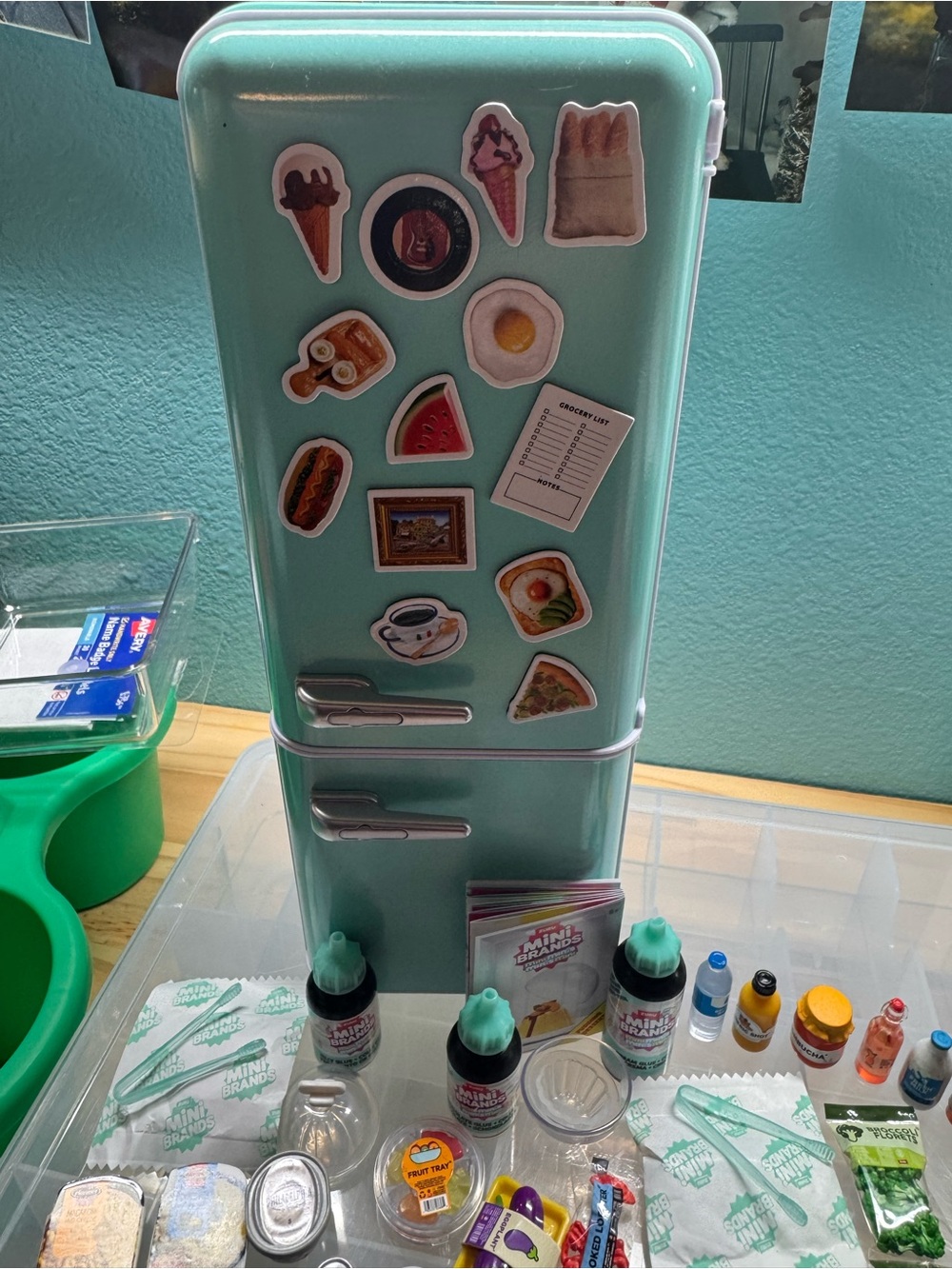 Fill the fridge Retro Mini Refrigerator Toy in Aqua - miniverse min brands